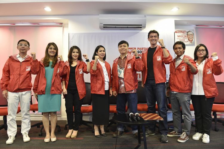 Ketua Umum Partai Solidaritas Indonesia (PSI) Grace Natalie (ketiga kiri) bersama Sekjen PSI Raja Juliantoni (kedua kanan), pengurus PSI dan tiga orang pengacara muda Dini Shanti Purwono (keempat kiri), Surya Tjandra (keempat kanan) serta Rian Ernest Tanudjaja (ketiga kanan) berpose saat pendaftaran calon anggota legislatif PSI di Jakarta, Selasa (31/10/2017). Ketiga pengacara muda tersebut mendaftar sebagai calon anggota legislatif dari PSI pada pemilu legislatif 2019.