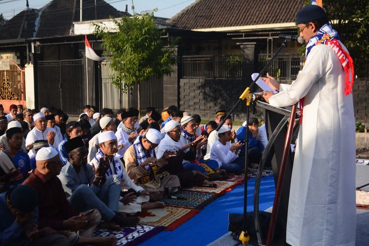 Makan Konate skolat Idul Adha bersama Aremania dengan khotib Habib Muhammad Anies Shahab di sepanjang Jalan Mayjen Pandjaitan Malang, Jawa Timur, Minggu (11/08/2019) pagi. 