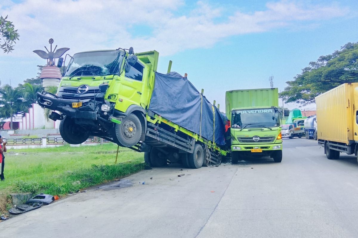 Kondisi truk wing boks yang terangkat usai terlibat kecelakaan di Jalur Pantura Indramayu, tepatnya di Bundaran Tugu Gagak Winangsih, Desa Sumuradem Timur, Kecamatan Sukra, Selasa (14/4/2026). 