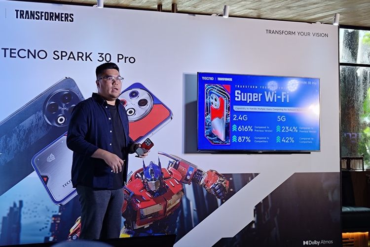 PR Manager Tecno Indonesia, Anthoni Roderick menjelaskan fitur Super WiFi di Tecno Spark 30 Pro