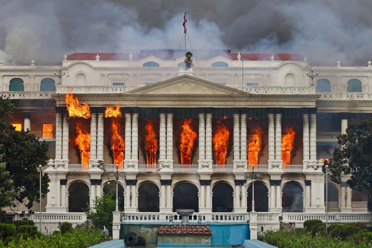 Api berkobar di Singha Durbar, gedung pemerintahan utama di Kathmandu, Nepal, saat kerusuhan demo Nepal terjadi pada Selasa (9/9/2025). Demo Nepal berubah menjadi ricuh setelah polisi bentrok dengan pedemo. Aksi dimulai ketika pemerintah memblokir 26 media sosial, ditambah amarah publik atas korupsi pejabat.