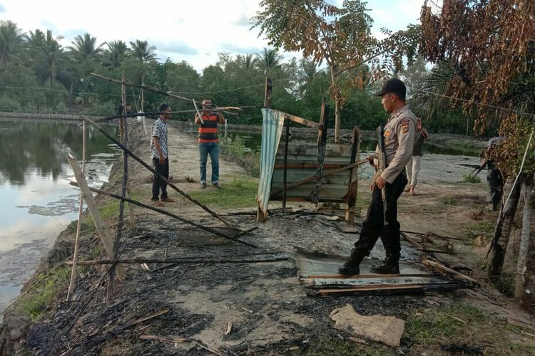 Polisi melihat lokasi dibakar gubuk tempat mengonsumsi sabu-sabu dk Desa Rantau Panjang, Kecamatan Tanah Jambo Aye, Kabupaten Aceh Utara, Sabtu (26/10/2019)