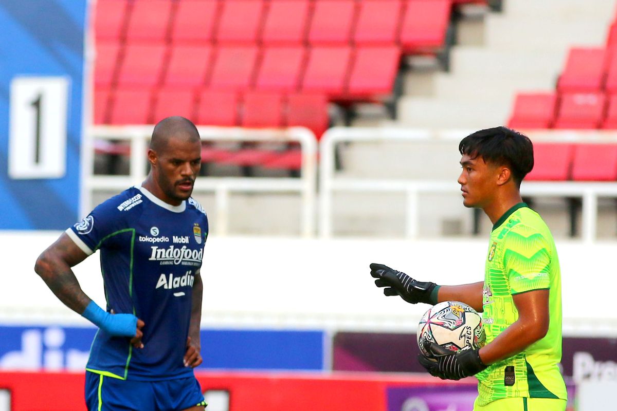 Penjaga gawang Persebaya Surabaya Ernando Ari berhasil menangkap bola dari pemain Persib Bandung David da Silva saat pekan ke-13 Liga 1 2022-2023 yang berakhir dengan skor 2-1 di Stadion Jatidiri Semarang, Sabtu (10/12/2022) sore.