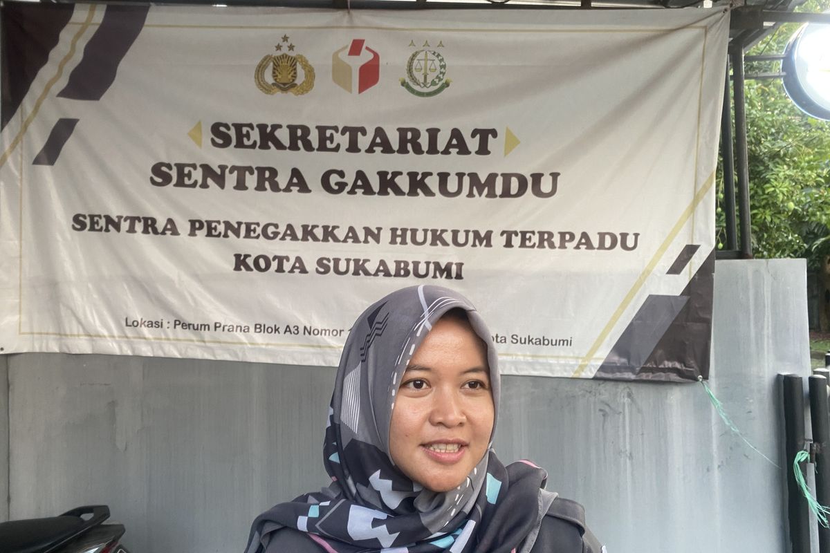 Ketua Bawaslu Kota Sukabumi, Yasti Yustia saat berada di kantor sekretariat Gakkumdu.