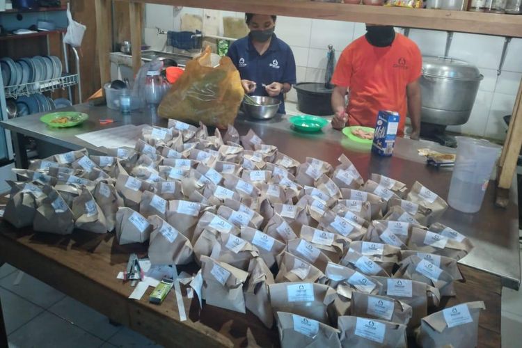 A food bank at the Tree Top restaurant in Labuan Bajo, West Manggarai, East Nusa Tenggara