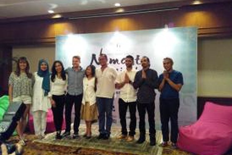 Pendiri Namaste Festival dan para guru yoga berfoto bersama dalam jumpa pers Namaste Festival 2015 di Hotel Sultan, Jakarta, Kamis (19/11/2015).