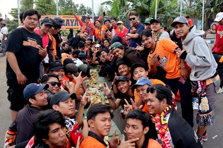 The Jak Mania Pamulang makan bersama sebelum pertandingan pekan 7 Liga 1 2022-2023 Arema FC Vs Persija Jakarta di Stadion Kanjuruhan Kepanjen Kabupaten Malang, Minggu (28/8/2022) sore.