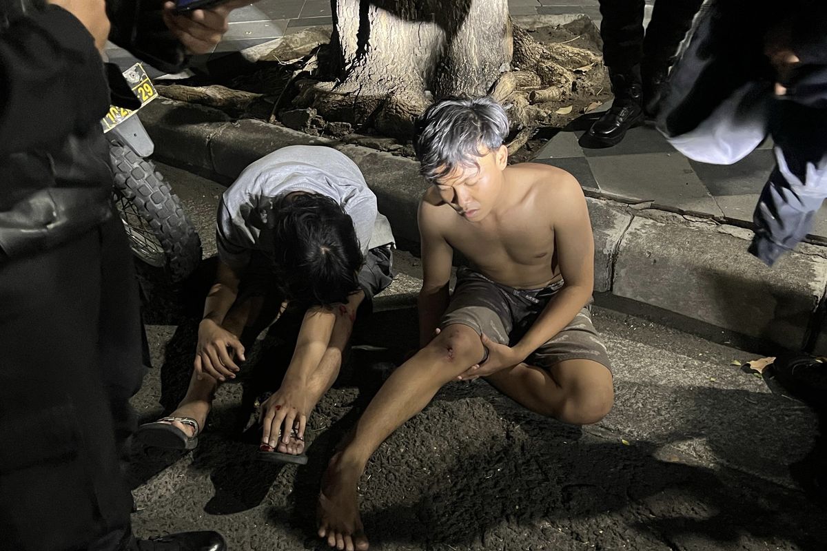 Dua anggota silat yang ditangkap usai serang warung di Surabaya, Rabu (9/10/2024).