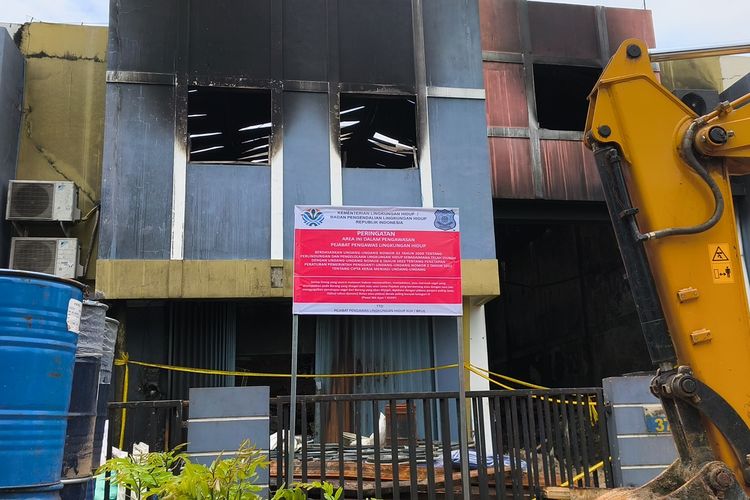 Gudang pestisida di Taman Tekno, Serpong, Tangsel, yang sempat terbakar, kini dipasangi segel pada Jumat (13/2/2026).