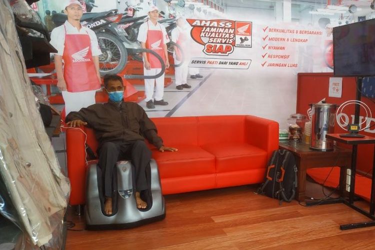 Konsumen sedang menikmati kursi pijat di Bale Santai Honda. 