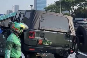 Kronologi Mobil Dinas TNI Tabrak Tiang Rambu di Tol Dalam Kota Depan Gedung DPR