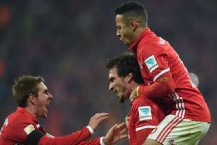 Para pemain Bayern Muenchen merayakan gol kedua yang dicetak Mats Hummels saat melawan Bayer Leverkusen, Sabtu (26/11/2016).
