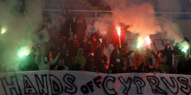 Suporter sepak bola Siprus pada pertandingan timnas negerinya melawan Swiss di Stadion GSP, Nicosia, Siprus, 23 Maret 2013.