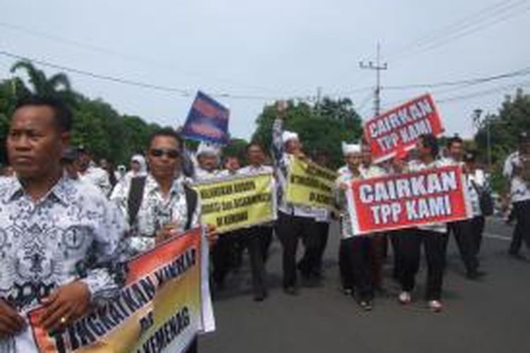 Ribuan guru menggelar demo menuntut pencairan tunjangan profesi guru di Banyuwangi Kamis (05/12/2013)