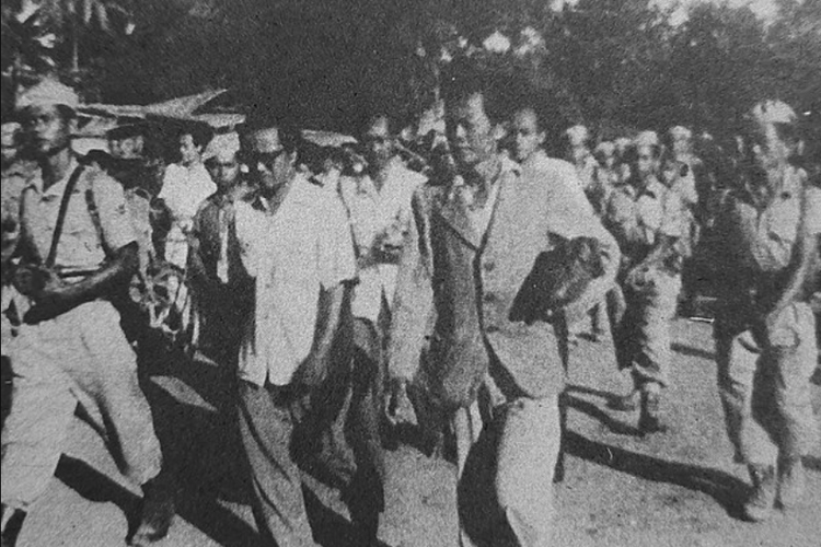 Mantan Perdana Menteri Indonesia Amir Sjarifuddin dikawal anggota TNI setelah tertangkap pada November 1948 di Kudus, Jawa Tengah
