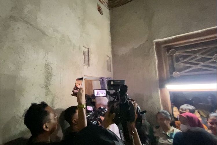 Capres nomor urut 3 Ganjar Pranowo menginap di rumah seorang guru honorer Waidah, di Tegal, Jawa Tengah, Rabu (10/1/2024)