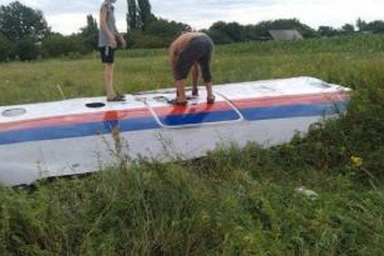 Foto pertama diduga serpihan pesawat Malaysia Airlines MH17 yang jatuh di Ukraina. Foto diambil dari akun Twitter Russia Today.