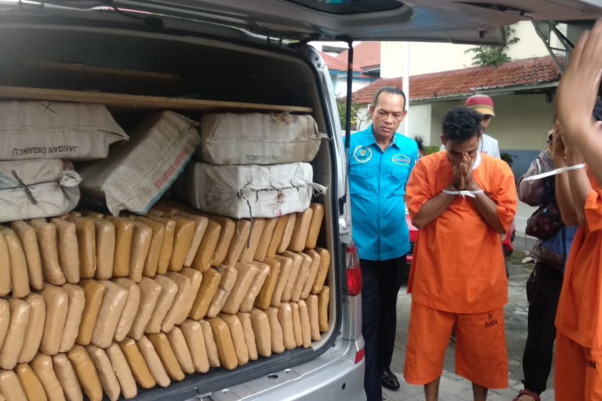 Tumpukan kotak berisi 400 kilogram ganja kering yang didapat BNN dari penangkapan di Depok, Senin (6/5/2019) malam kemarin.