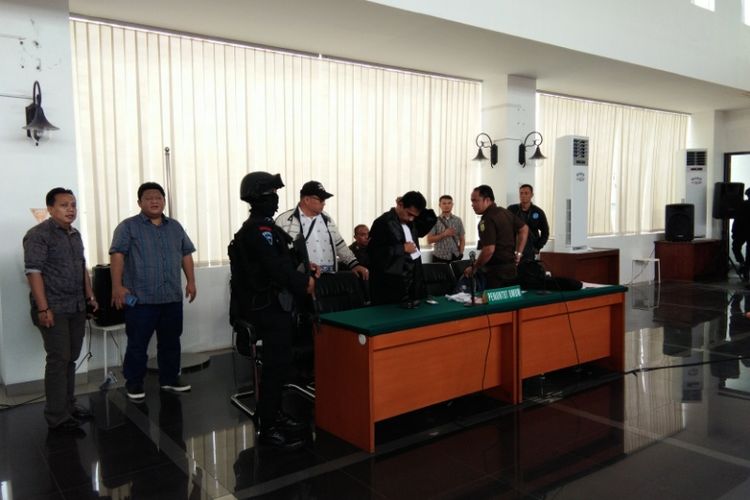 Anggota Brimob dan beberapa polisi berpakaian preman saat memberikan pengawalan terhadap tim Jaksa Penuntut Umum (JPU) dalam sidang vonis Buni Yani, di Gedung Dinas Perpustakaan dan Arsip (Dispusip), Jalan Seram, Kota Bandung, Selasa (14/11/2017). 