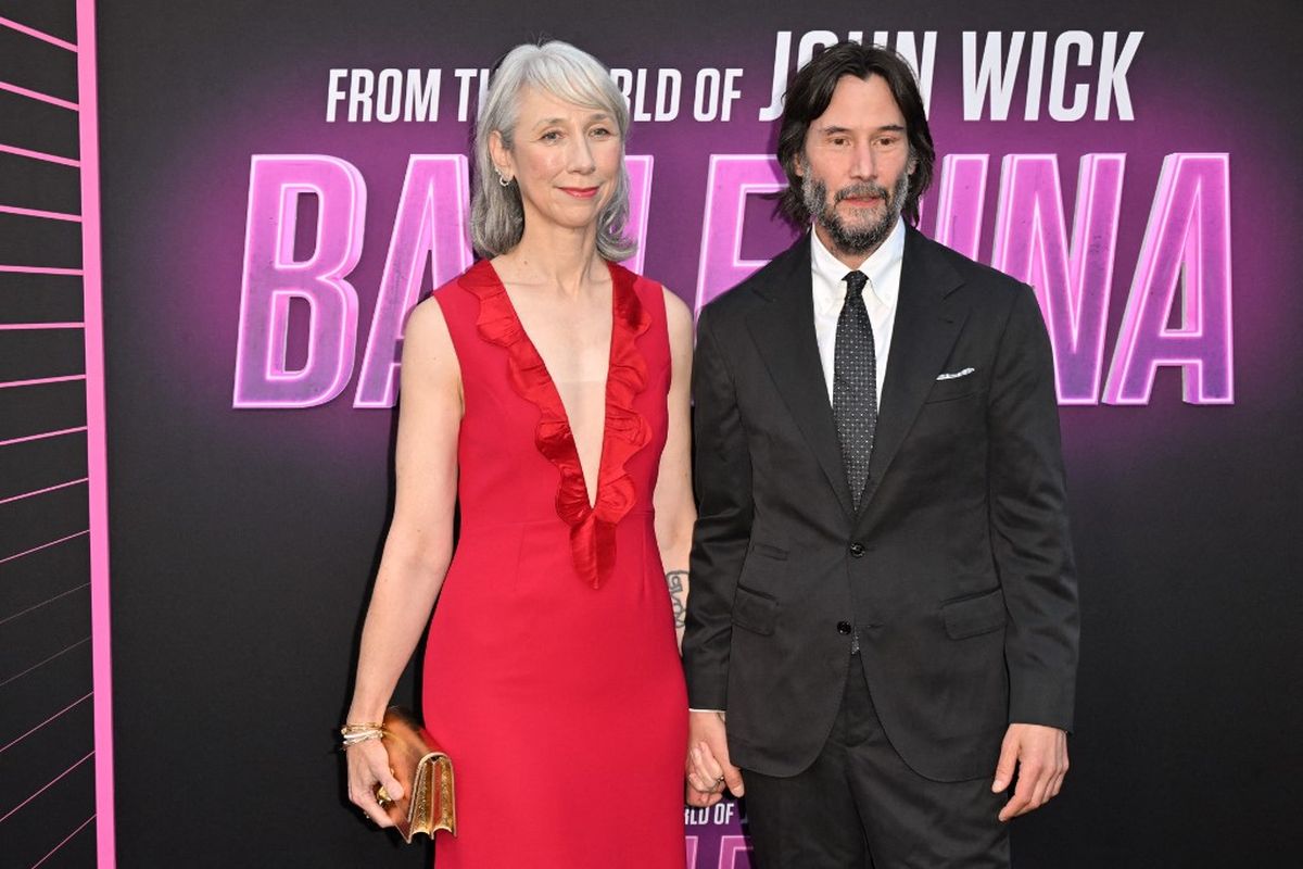 Aktor Keanu Reeves (kanan) berpose dengan kekasih, Alexandra Grant (kiri) saat menghadiri pemutaran film Ballerina di Hollywood, California, Amerika Serikat, pada Selasa (3/6/2025). Alexandra Grant termasuk perempuan yang ada dalam kisah cinta Keanu Reeves.