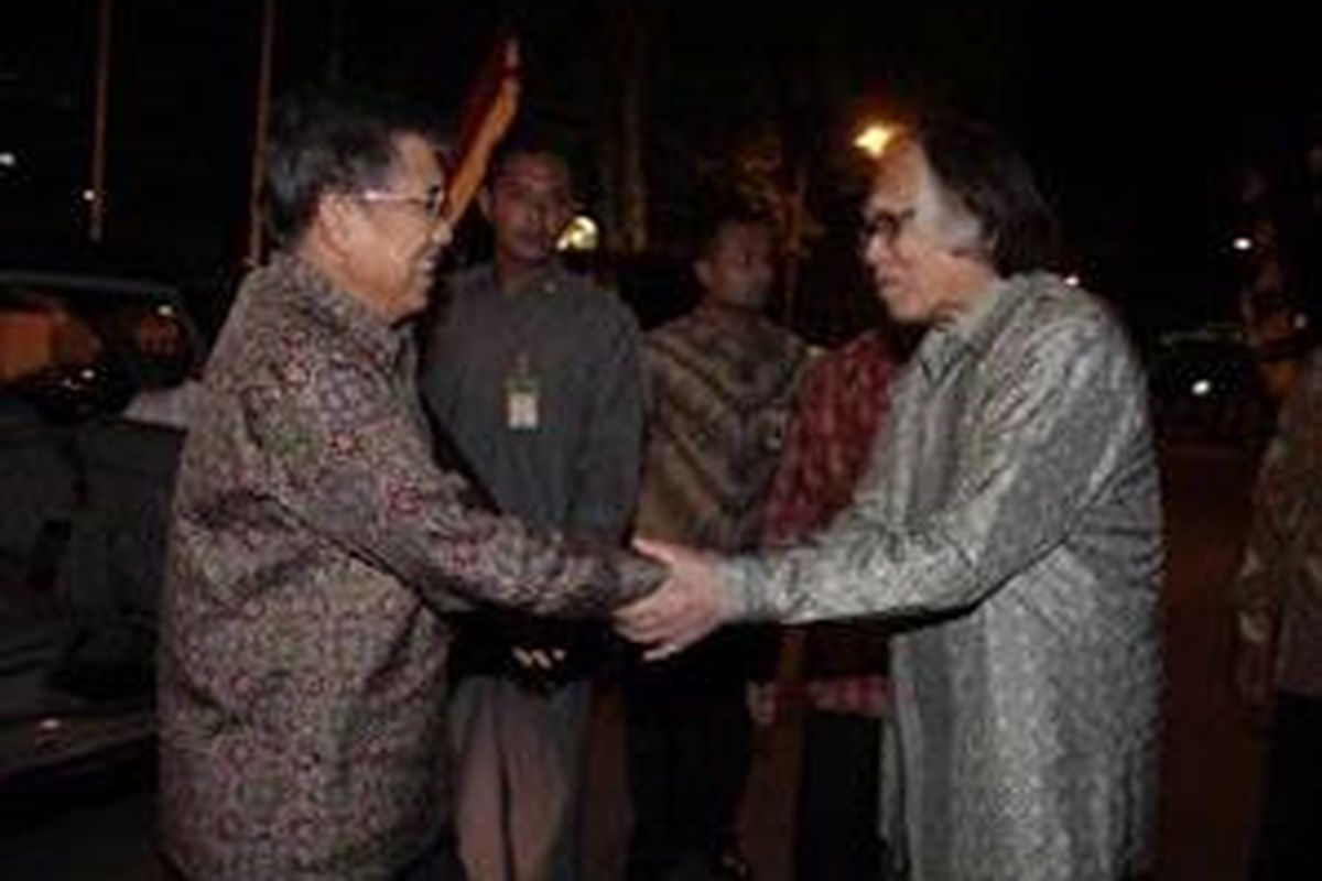 Pemimpin Umum Harian Kompas Jakob Oetama (kanan) menyalami Wakil Presiden Republik Indonesia, Jusuf Kalla (kiri) saat menghadiri Kompas Political Gathering di Bentara Budaya Jakarta, Rabu (27/8). Pada acara ini hadir sejumlah tokoh partai politik. 