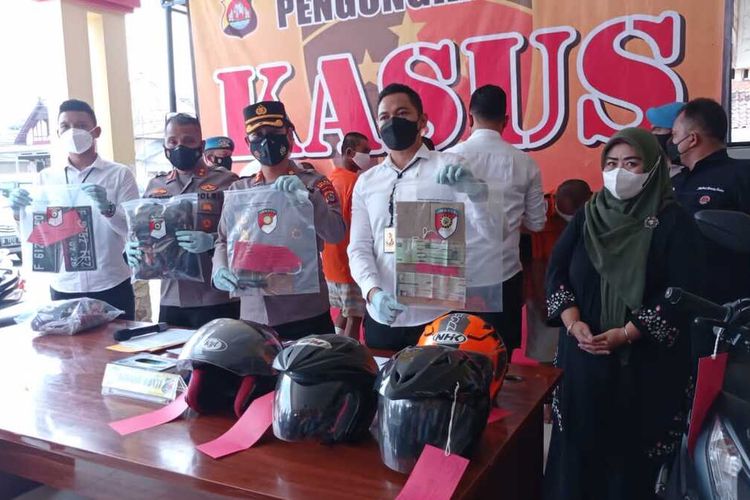 Polisi saat menunjukan barang bukti dari lima pelaku pencurian dengan modus pecah kaca yang beraksi di Kota Serang