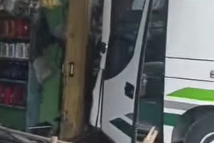 Diduga Rem Bermasalah, Bus Pariwisata Hantam Tembok dan Bengkel Motor di Babakan Madang Bogor