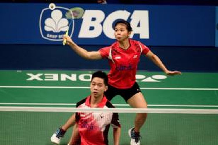 Ganda campuran Indonesia, Kevin Sanjaya Sukamuljo/Greysia Polii, beraksi saat menghadapi unggulan pertama asal Tiongkok, Zhang Nan/Zhao Yunlei, pada babak pertama BCA Indonesia Open Superseries Premier 2014 di Istora Senayan, Jakarta, Rabu (18/6/2014). Kevin/Greysia menang 15-21, 21-18, 23-21.