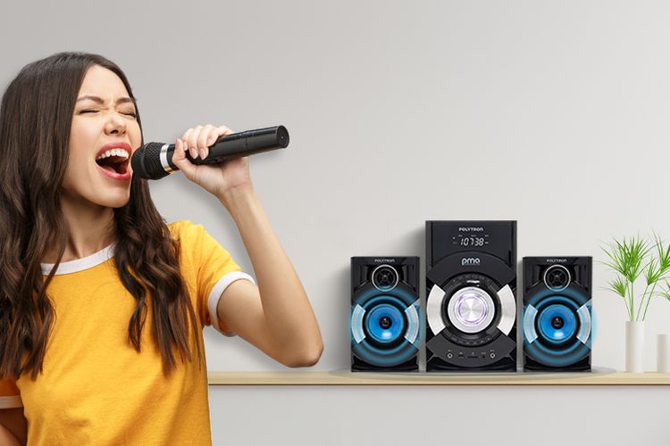 Ilustrasi melakukan aktivitas karaoke di rumah dengan Bluetooth speaker.