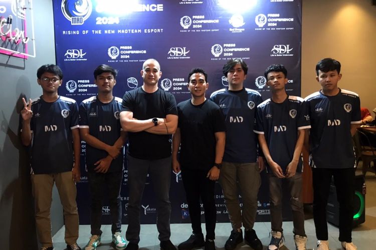 Artis Okan Kornelius ikut meramaikan peta persaingan Esports dengan membentuk tim MAD Team Esports. 