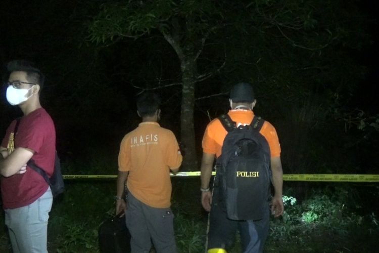 Tim Inafis Polres Gowa dan Biddokkes Polda Sulsel menggelat identifikasi di lokasi penemuan mayat dalam karung di Kabupaten Gowa, Sulawesi Selatan. Sabtu, (6/3/2021).