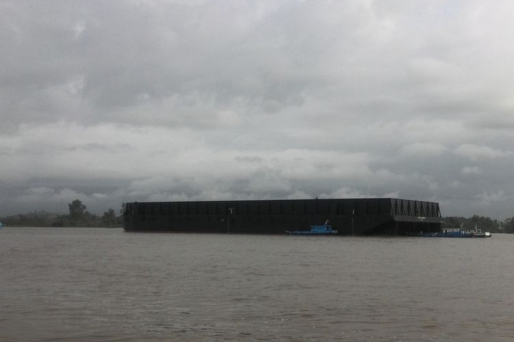 Aksi memulung sisa batu bara dari tongkang kosong jamak terjadi di Sungai Mahakam.