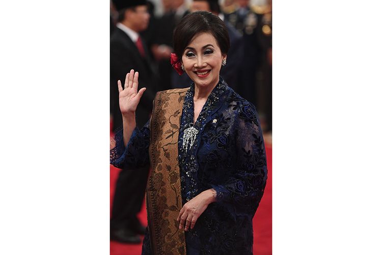 Anggota Dewan Pertimbangan Presiden (Wantimpres) Putri Kuswisnu Wardani berpose sebelum upacara pelantikan di Istana Merdeka, Jakarta, Jumat (13/12/2019). Presiden resmi melantik sembilan orang Wantimpres periode 2019-2024.