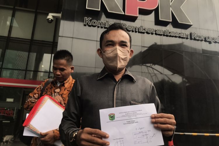 Ketua Dewan Perwakilan Rakyat Daerah (DPRD) Kabupaten Solok, Dodi Hendra melaporkan Bupati Kabupaten Solok Epyardi Asda ke Komisi Pemberantasan Korupsi (KPK), Kamis (9/10/2022).