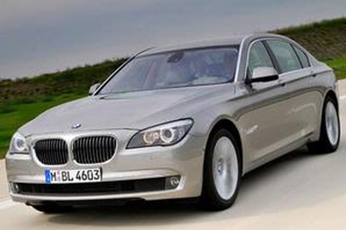 Lampu bi-xenon dengan fitur adaptif.