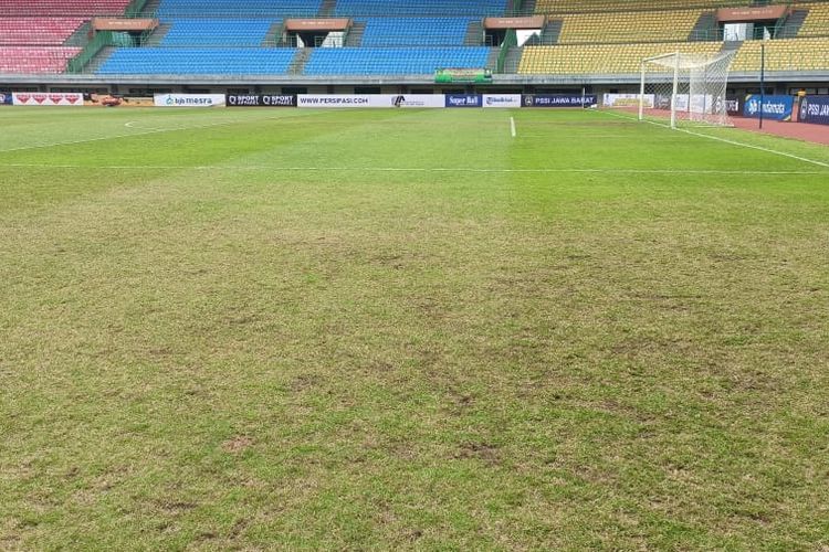Kondisi rumput di Stadion Patriot Candrabhaga Kota Bekasi yang mengalami kerusakan cukup parah, Kamis (29/9/2022). Kerusakan itu terjadi lantaran jadwal pertandingan di sana cukup padat dan digunakan untuk tiga kompetisi sepak bola sekaligus.