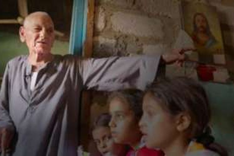 Ayaad mengajarkan ilmu agama Islam dan Kristen untuk murid-muridnya di sebuah sekolah dasar di provinsi Minya, Mesir.