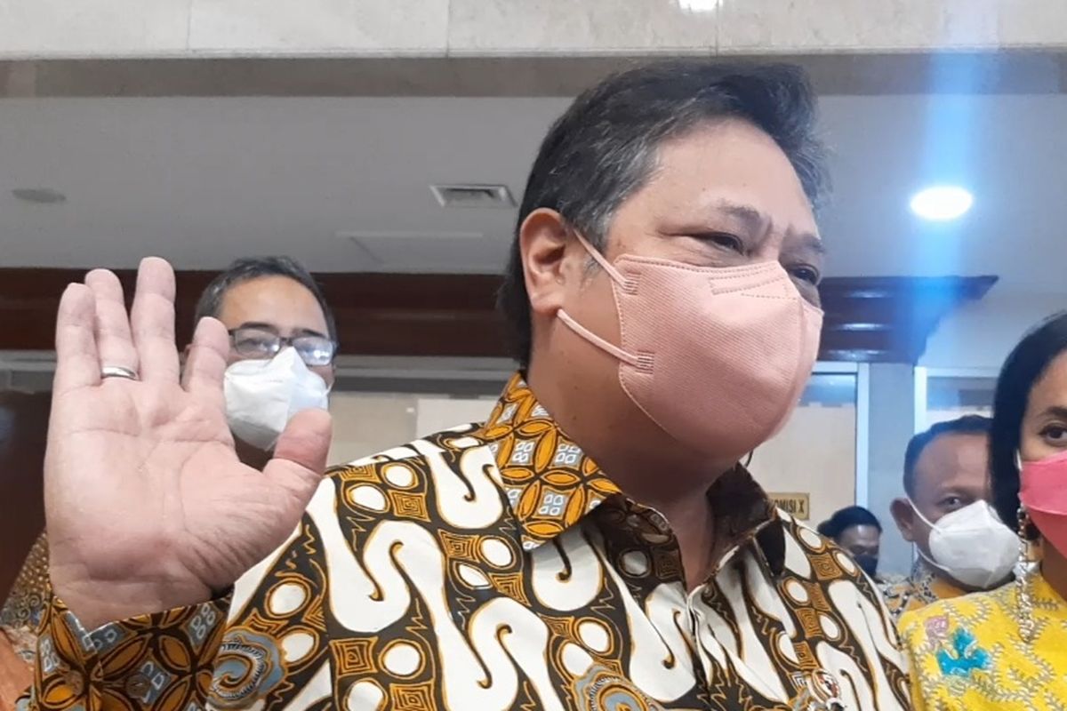 Menteri Koordinator Bidang Perekonomian Airlangga Hartarto memberikan keterangan kepada pers di Kompleks Parlemen, Jakarta, Kamis (7/4/2022).