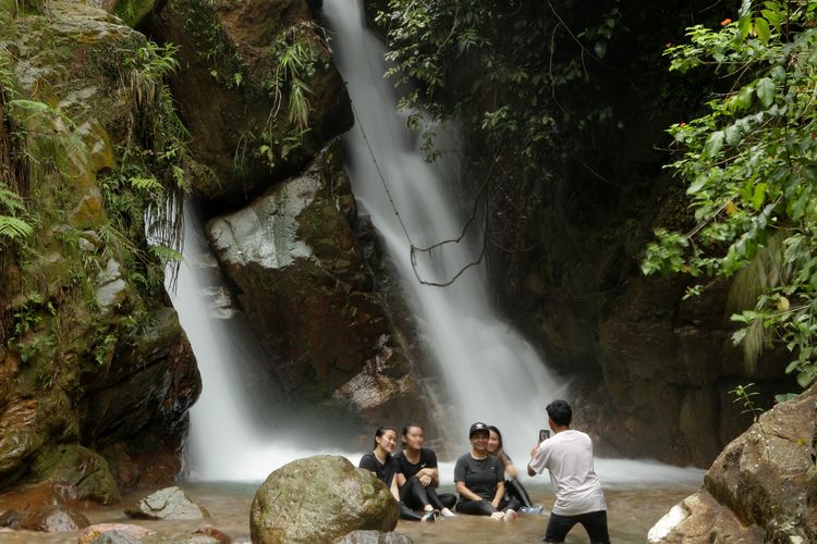 Pengunjung menikmati suasana di Curug Kembar di Kampung Cibereum, Desa Cibadak, Kecamatan Sukamakmur, Kabupaten Bogor, Jawa Barat, Selasa (27/10/2020). Di kawasan ini pengunjung bisa menikmati wisata curug dan trekking menuju 3 destinasi curug yaitu curug cibuliar, curug kembar dan curug hordeng.