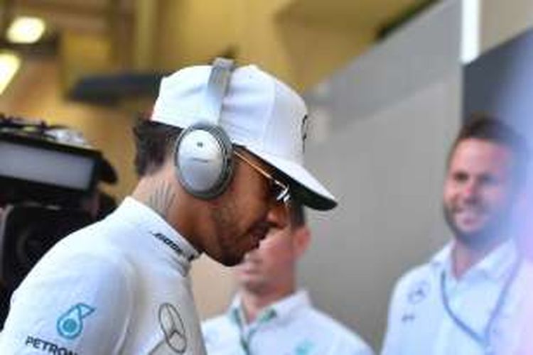 Pebalap Mercedes AMG Petronas F1 Team asal Inggris, Lewis Hamilton, berjalan di area paddock Sirkuit Yas Marina pada akhir latihan ketiga GP Abu Dhabi, Sabtu (26/11/2016).