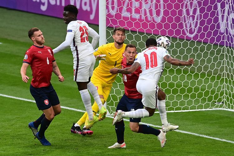 Penyerang Inggris, Raheem Sterling, saat membobol gawang Ceko pada laga pamungkas fase grup di Stadion Wembley, London, Rabu (23/6/2021) dini hari WIB.