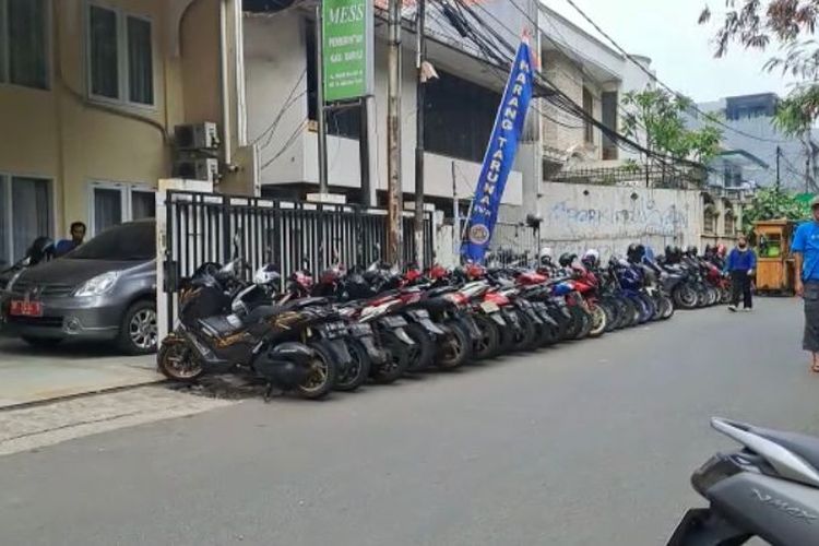 Badan jalan di Jalan Kebon Kacang 30, Kebon Kacang, Tanah Abang, Jakarta Pusat, masih terdapat kantong parkir liar, pada Kamis (8/12/2022).