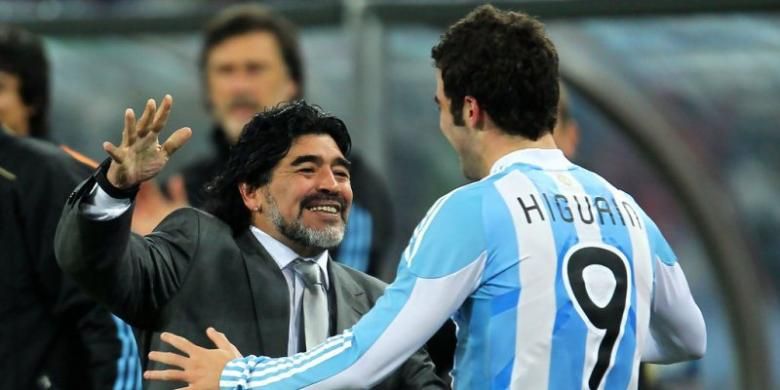 Pemain legendaris Argentina, Diego Maradona (kiri) dan Gonzalo Higuain (kanan). 