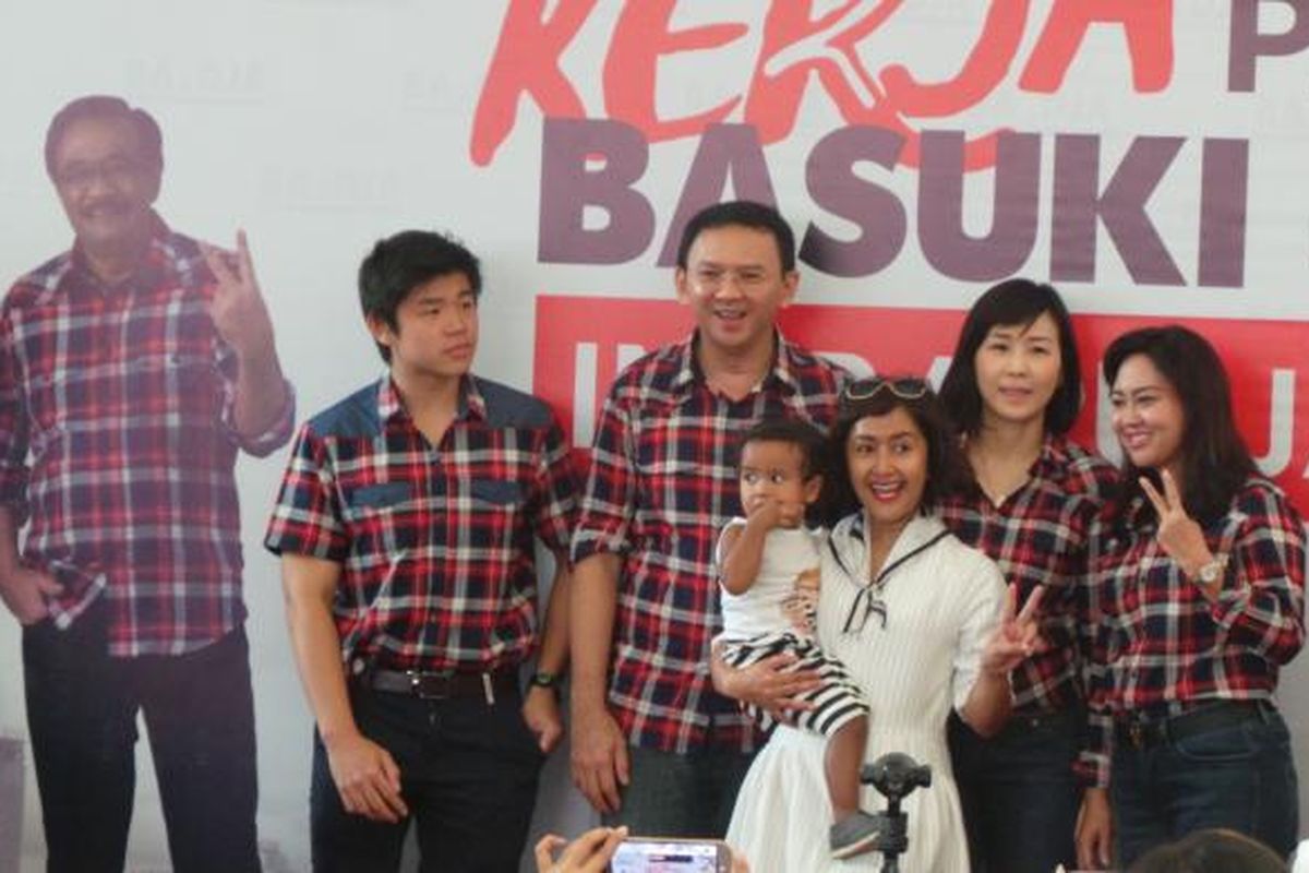 Keluarga calon gubernur DKI Jakarta Basuki Tjahaja Purnama atau Ahok, istri Ahok Veronica Tan, putra sulung Ahok Nicholas Sean Purnama, istri calon wakil gubernur DKI Jakarta Happy Farida, dan personel AB Three Widi, di Rumah Lembang, Menteng, Jakarta Pusat, Rabu (25/1/2017).