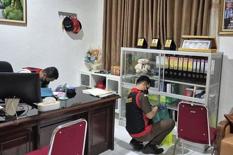 Kejaksaan Negeri (Kejari) Ponorogo menggeledah SMK 2 PGRI Ponorogo. Penggeledahan ini kaitannya dengan dugaan penyimpangan dana Bantuan Operasional Sekolah (BOS). 
