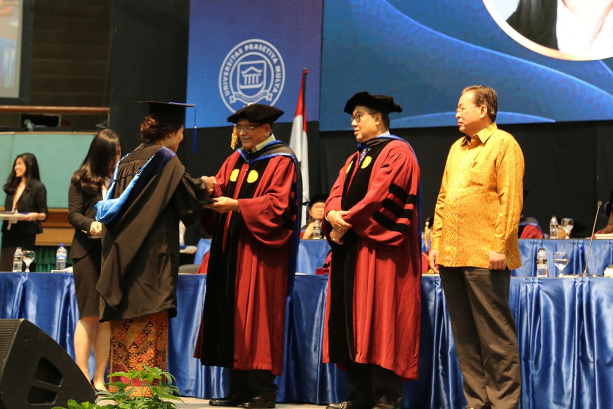 Suasana wisuda Universitas Prasetiya Mulya yang bertema ?Powering Indonesia?s Ascent to the Singularity Economy? di Plenary Hall, Jakarta Convention Center (11/12).