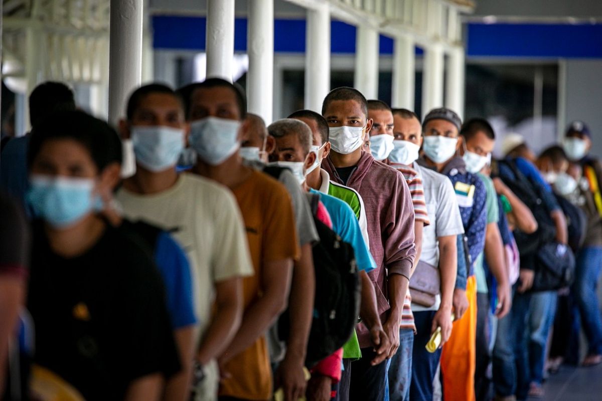 Sejumlah pekerja migran Indonesia (PMI) yang baru tiba antre untuk pengecekan suhu tubuh di Pelabuhan Internasional Batam Centre, Batam, Kepulauan Riau, Kamis (21/5/2020). Sebanyak 293 PMI asal Malaysia dipulangkan melalui Batam dan akan dikarantina sementara hingga ada hasil pengecekan kesehatan untuk mencegah penyebaran COVID-19. ANTARA FOTO/M N Kanwa/nz