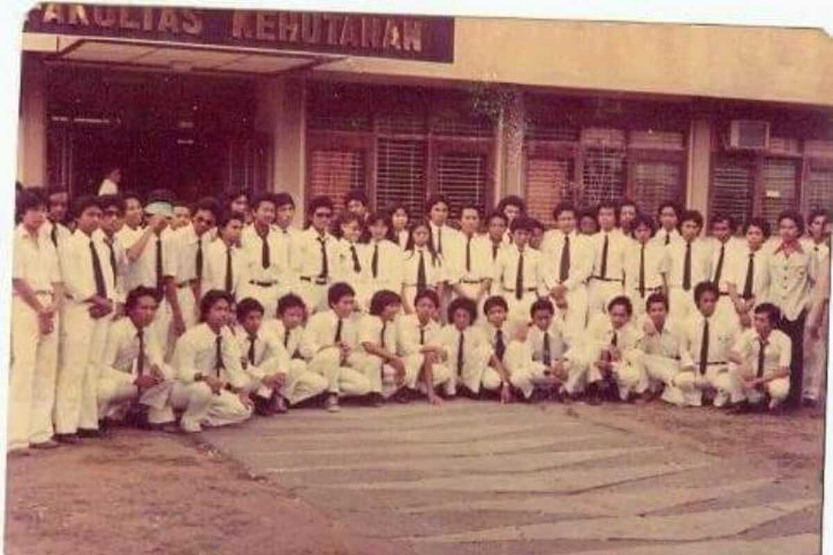 Foto dokumen penerimaan mahasiswa baru di UGM tahun 1980, yang merupakan dokumen di grup whatsapp angkatan Andi Pramaria, kawan satu angkatan Jokowi.
