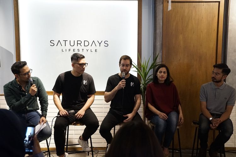 Rama Suparta, kedua dari kiri, dan Den Dimas, paling kanan, saat pembukaan gerai Saturdays di Lotte shopping avenue, Jakarta