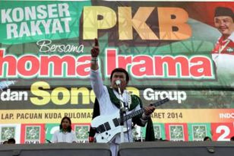 Bakal capres dari Partai Kebangkitan Bangsa Rhoma Irama menyanyikan lagu ciptaannya pada kampanye terbuka di kompleks pacuan kuda Pulomas, Jakarta Timur, 24 April 2014.